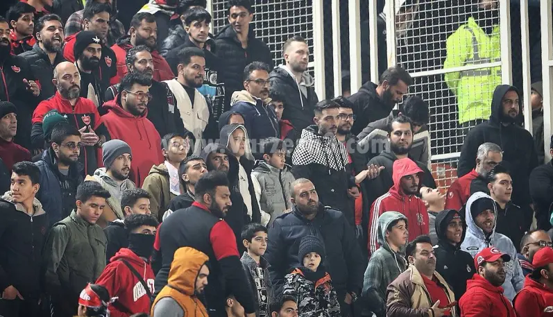 تجمع اعتراضی هواداران پرسپولیس مقابل باشگاه 

