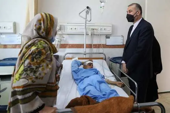 
عیادت وزیر خارجه از مصدومان حادثه بنز تشریفات