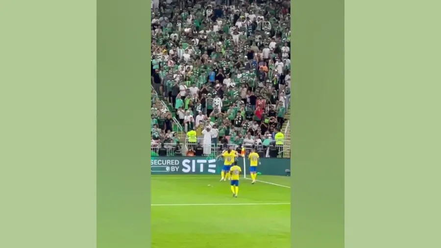 کپی‌برداری عربستانی‌ها از دربی تهران؛ پرتاب اشیا به سمت رونالدو و همبازیانش+فیلم