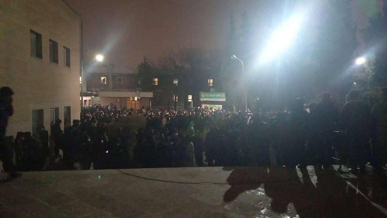 تجمع شبانه کوی دانشگاه به تنش کشیده شد/فیلم
