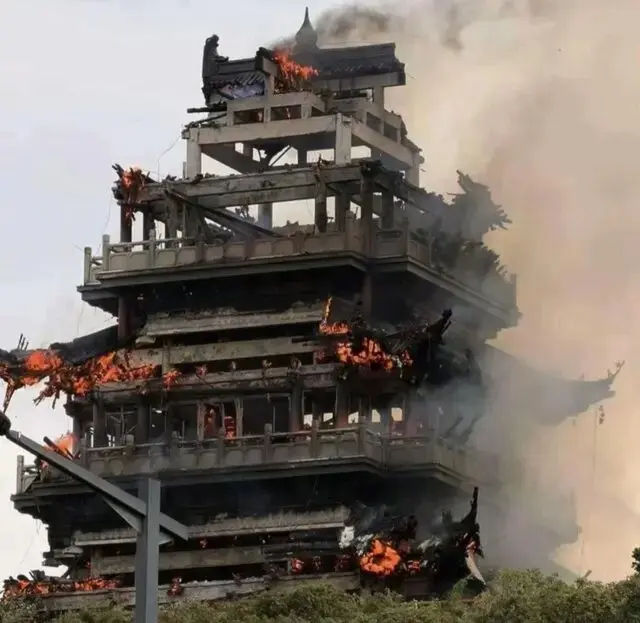 آتش سوزی معبد چینی