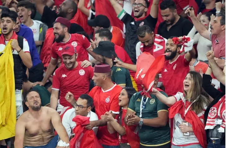 چهره مغموم هواداران تیم ملی تونس پس از برد برابر تیم ملی فرانسه / عکس