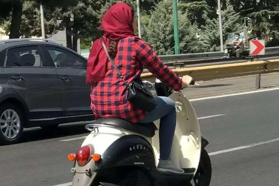 چرا بیمه‌ها به زنان موتور سوار خسارت نمی‌دهند؟