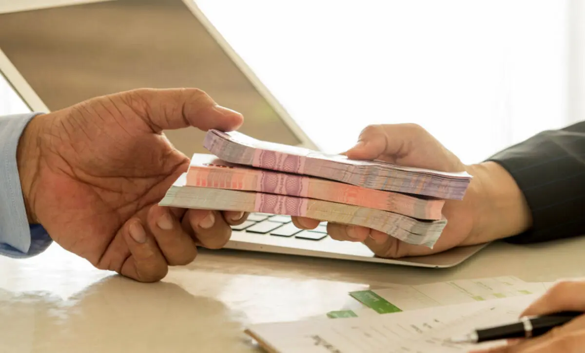 بهانه عجیب و غریب  یک بانک‌ برای وام ندادن / در محل کار غیبت داشتید!
