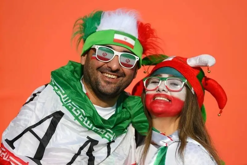 هواداران خانم تیم ملی با پوشش‌های متفاوت