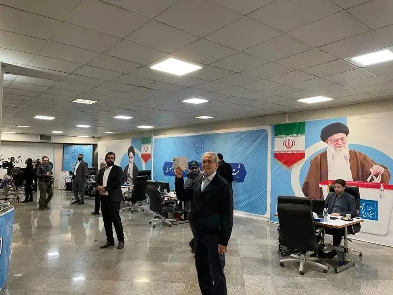 مسعود پزشکیان دست در دست دخترش نامزد انتخابات شد+عکس