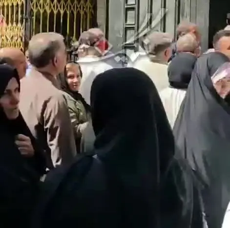 تصاویر ناراحت کننده از  صف بازنشستگان  برای دریافت وام

