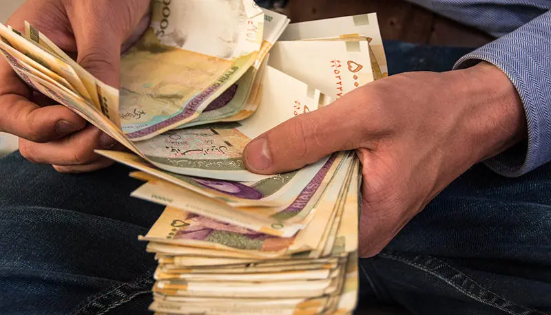 افزایش پلکانی حقوق کارمندان دولت /حداقل حقوق در سال 1402 چقدر خواهد شد ؟!