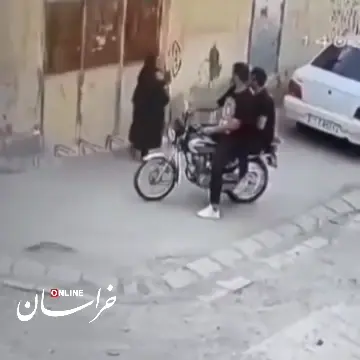 ویدئویی از حمله سارقان بی رحم به یک خانم سالمند

