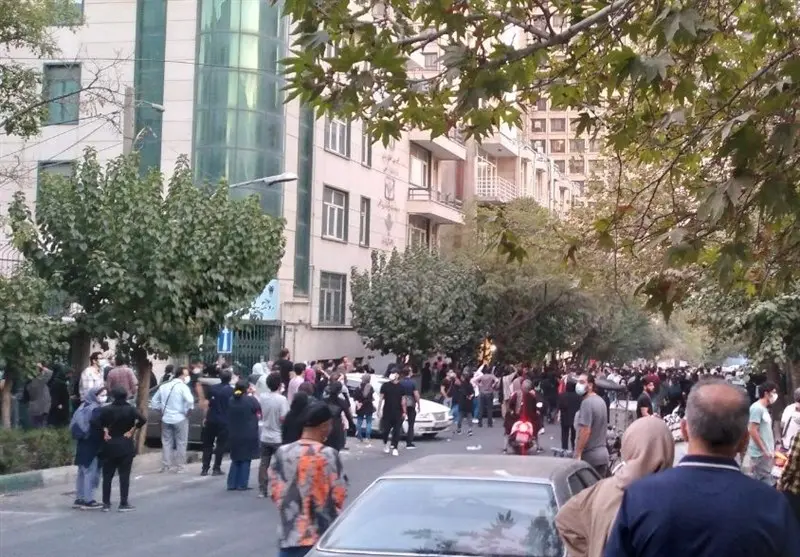 روایتی از  تجمع در تهران در اعتراض به فوت مهسا امینی ، 30 شهریور 1401
