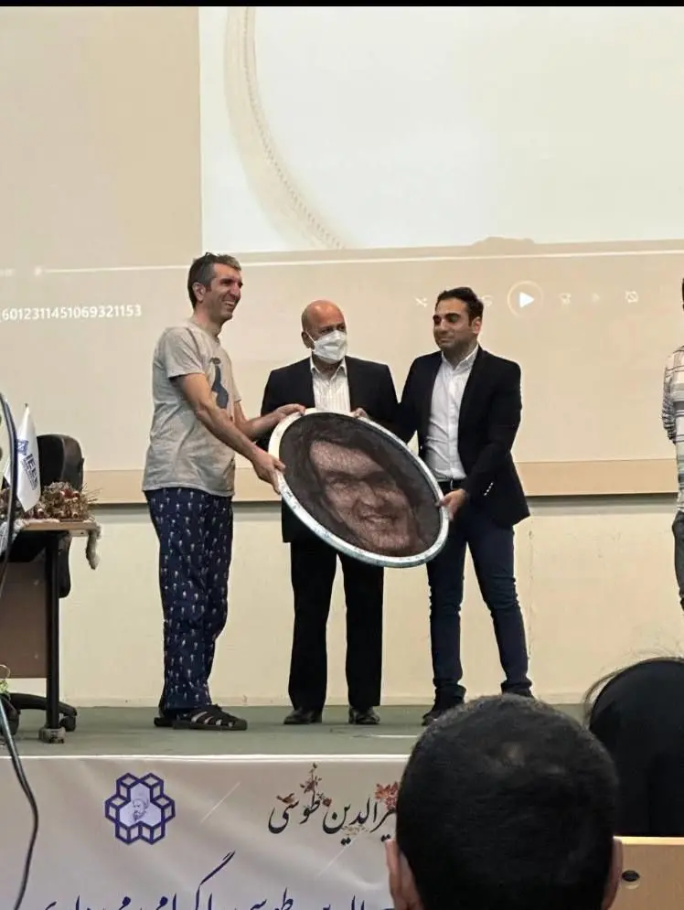 شلوار گل گلی یک استاد دانشگاه معروف به نشانه اعتراض خبرساز شد + تصاویر
