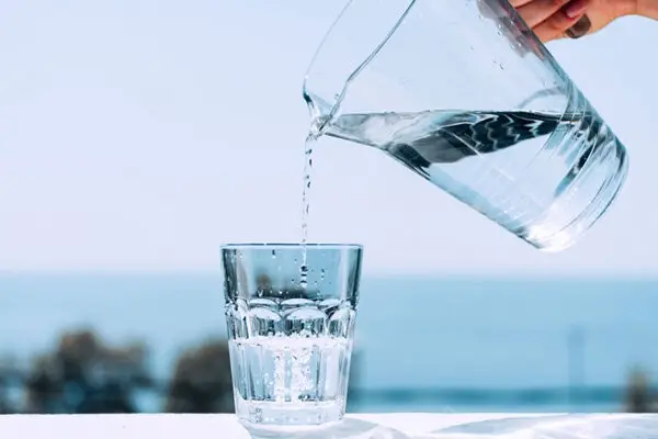 چرا باید روزانه ۸ لیوان آب بنوشیم؟

