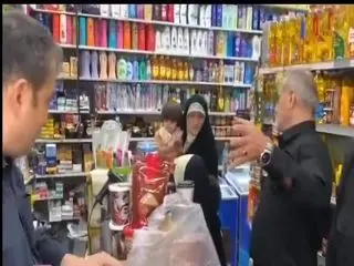 ویدئویی از خرید پزشکیان  همراه با نوه‌هایش از یک سوپرمارکت 

