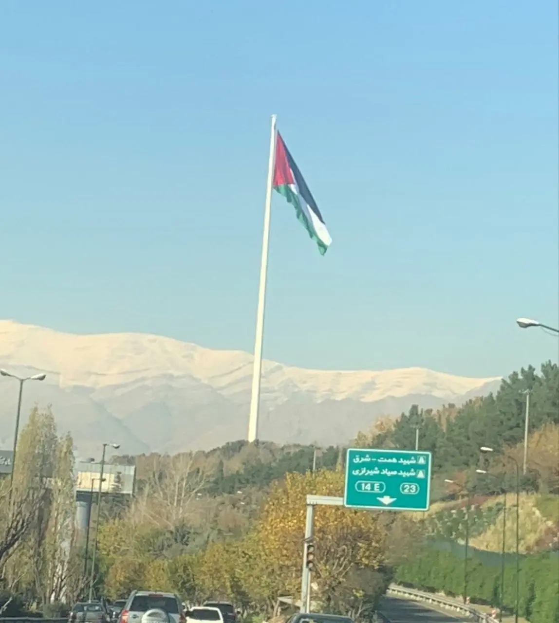 برافراشته شدن بزرگترین پرچم فلسطین در تهران جنجال برانگیز شد + عکس