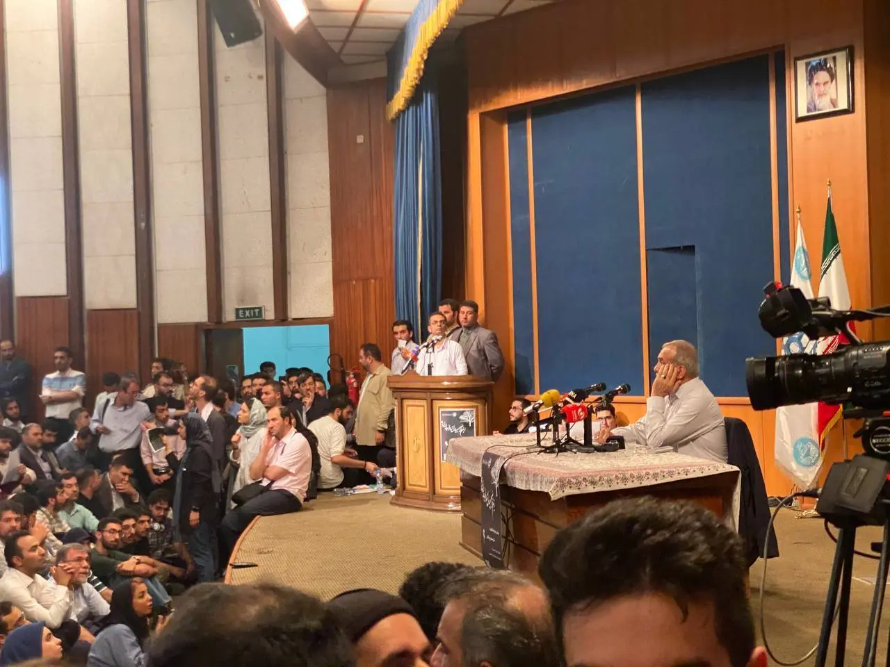 پزشکیان: جلوی گشت ارشاد را خواهم گرفت