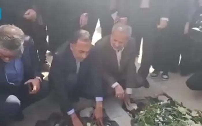  خاک پاشیدن به صورت وزیر آموزش و پرورش در کرمان