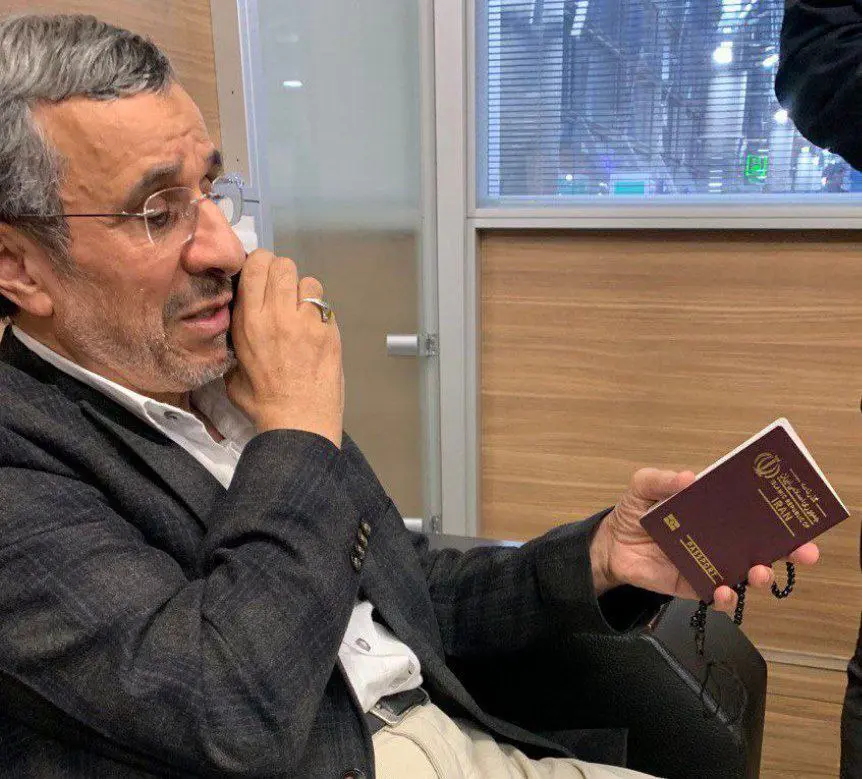 عکس احمدی‌نژاد در لحظه پس گرفتن پاسپورتش

