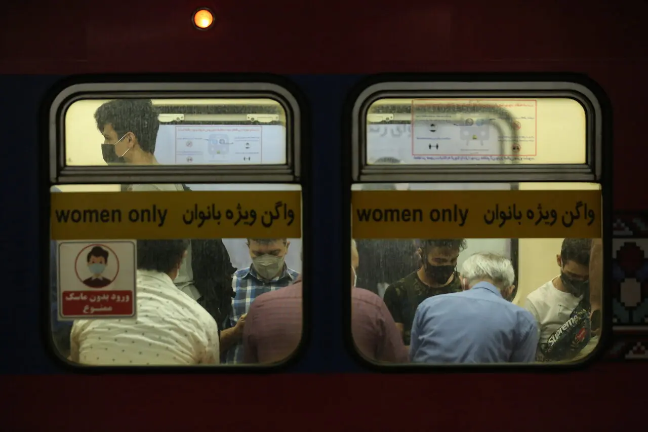 واکنش مردم به اجرای طرح عفاف و حجاب در مترو/ 600 نفر باحجاب شدند
