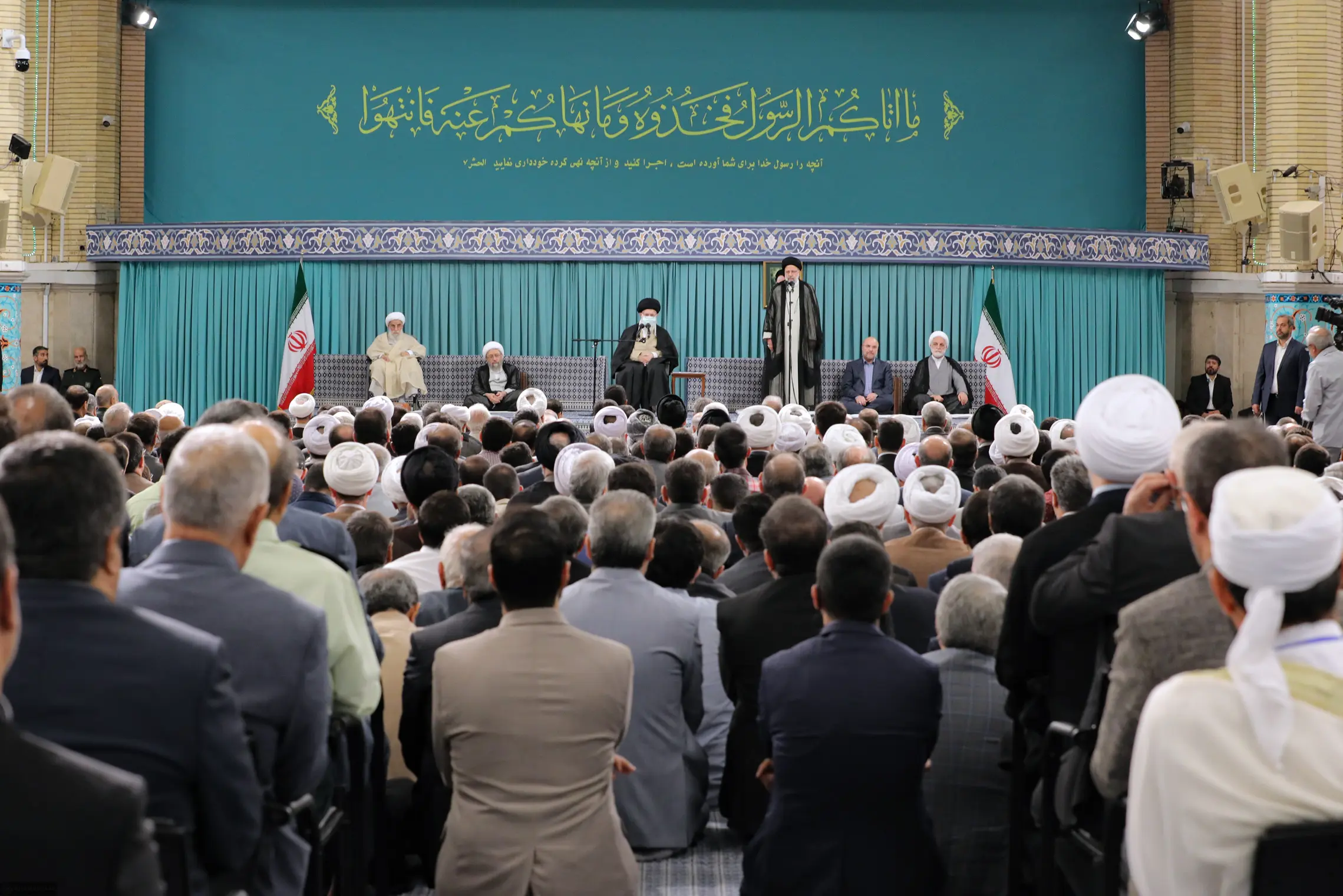 رهبر انقلاب :هیچ‌کسی را به جنگ و اقدام نظامی تشویق نمی‌کنیم
