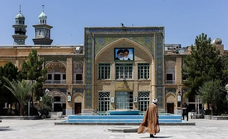 حمله افراد ناشناس به حوزه آیت‌الله یثربی کاشان + تصویر