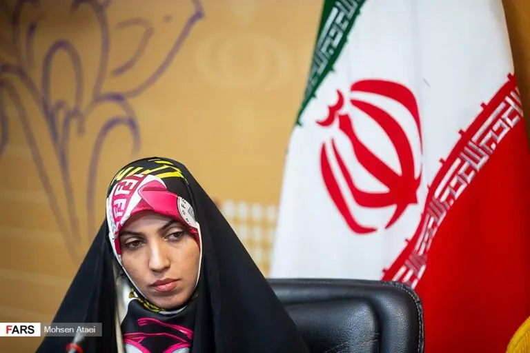 آمنه سادات ذبیح‌پور در کنار دختران بی‌حجاب+عکس