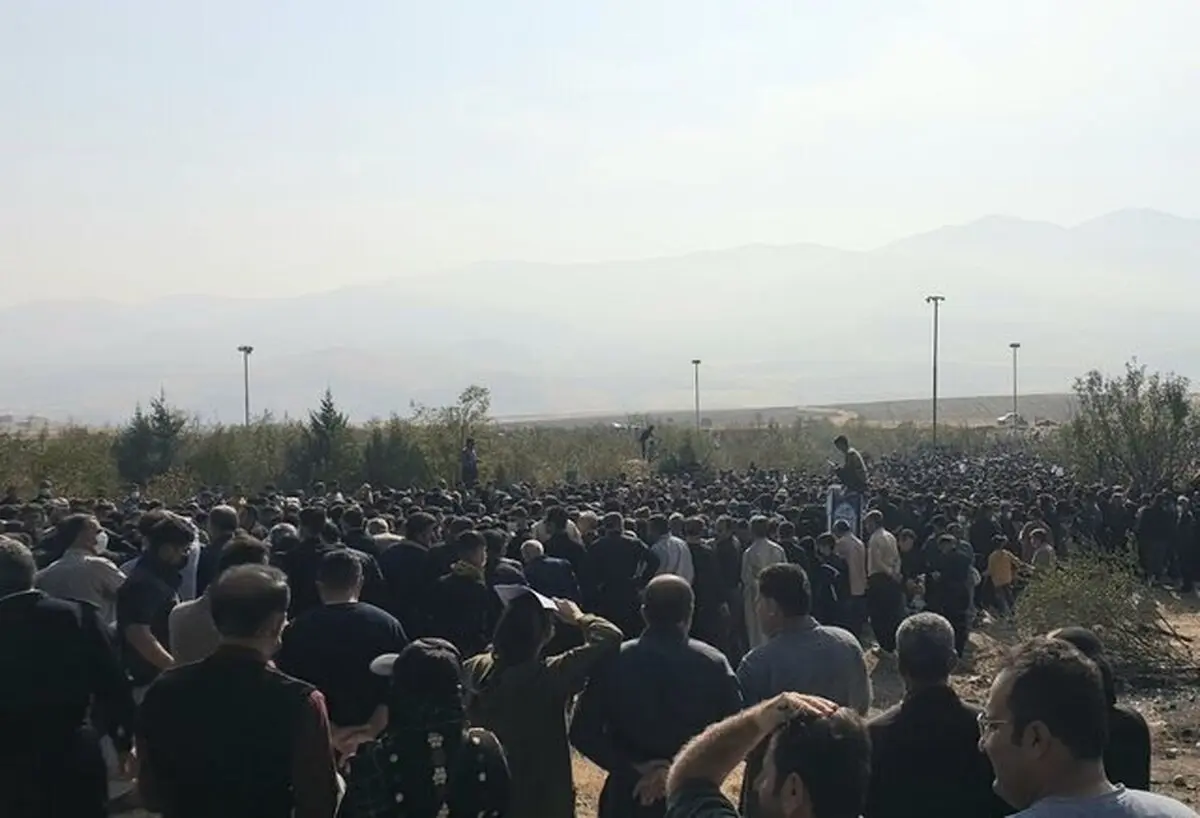 مراسم چهلم نیکا شاکرمی‌ در مزارش برگزار شد 