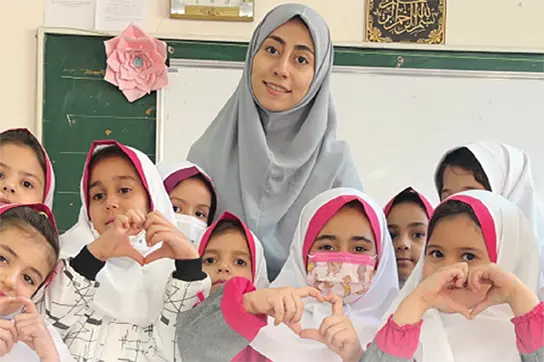 این خانم معلم جوان  با یک ویدئو مجازی را بهم ریخت

