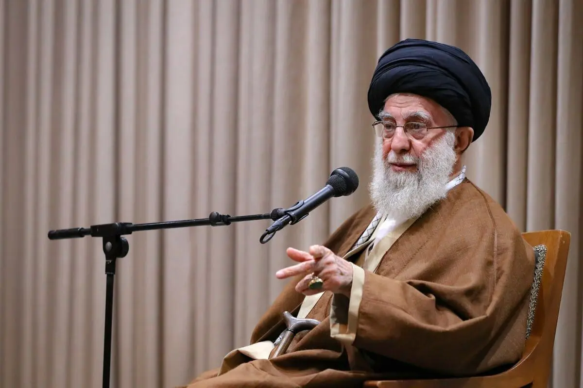حکم شرعی  رهبر انقلاب درباره شغل آرایشگری برای زنان

