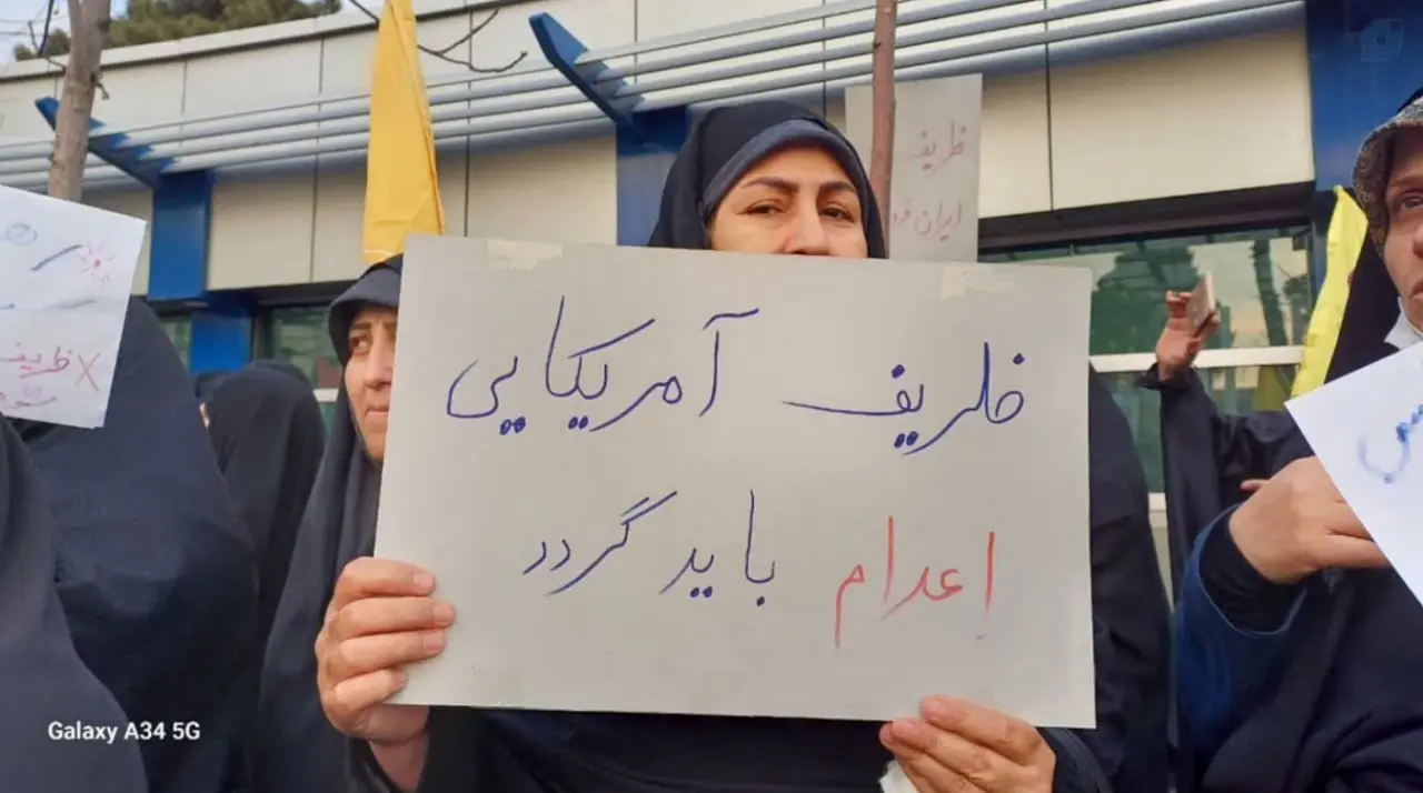 پلاکاردهای مرگ بر ظریف در خیابان‌های تهران!
