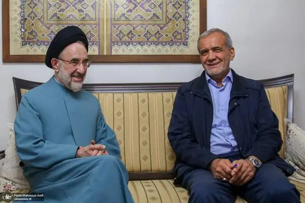   پوشاندن چهره خاتمی در بنر تبلیغاتی پزشکیان! 
