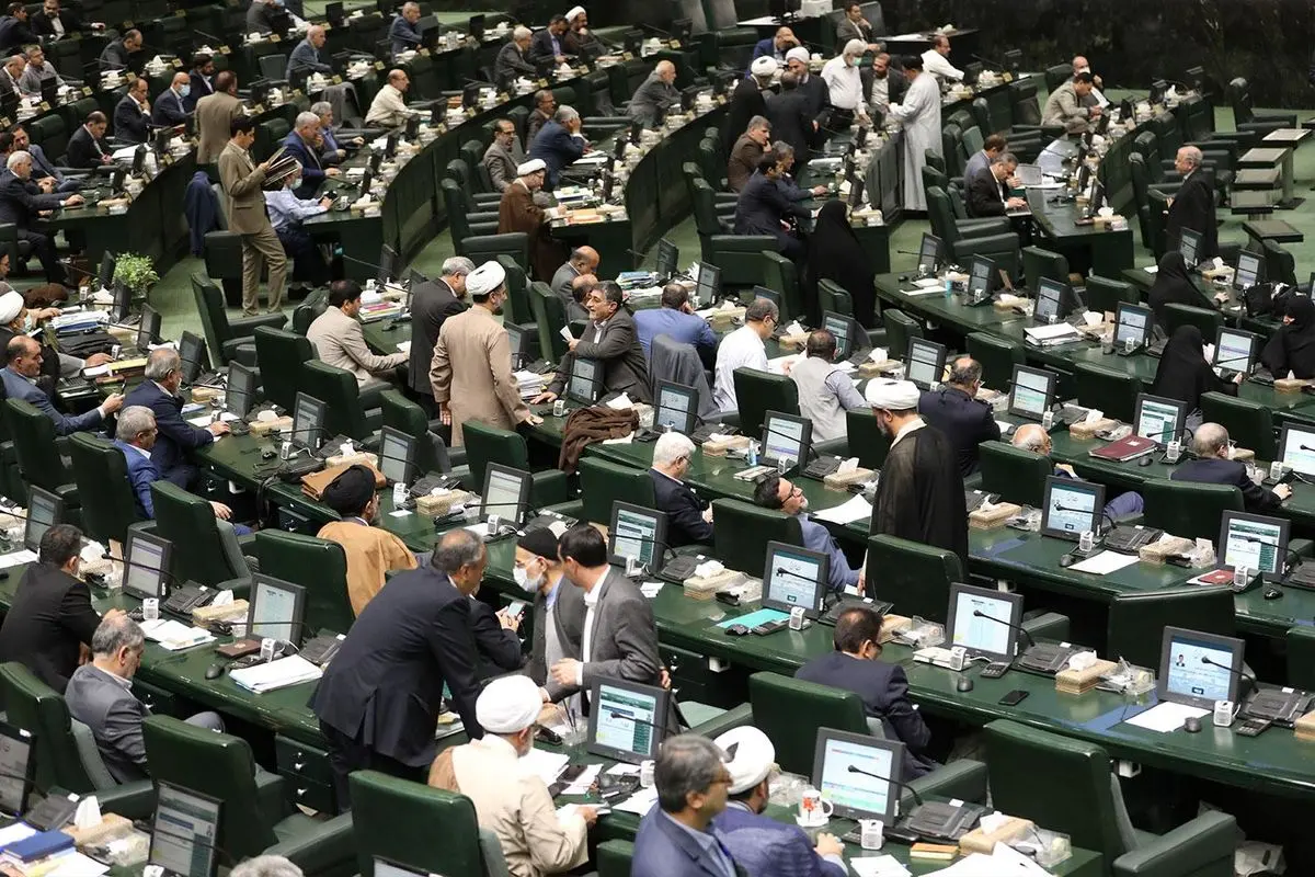 جنجال در مجلس بر سر تعیین سقف حقوق و مزایا / حقوق ها محدود می شود؟