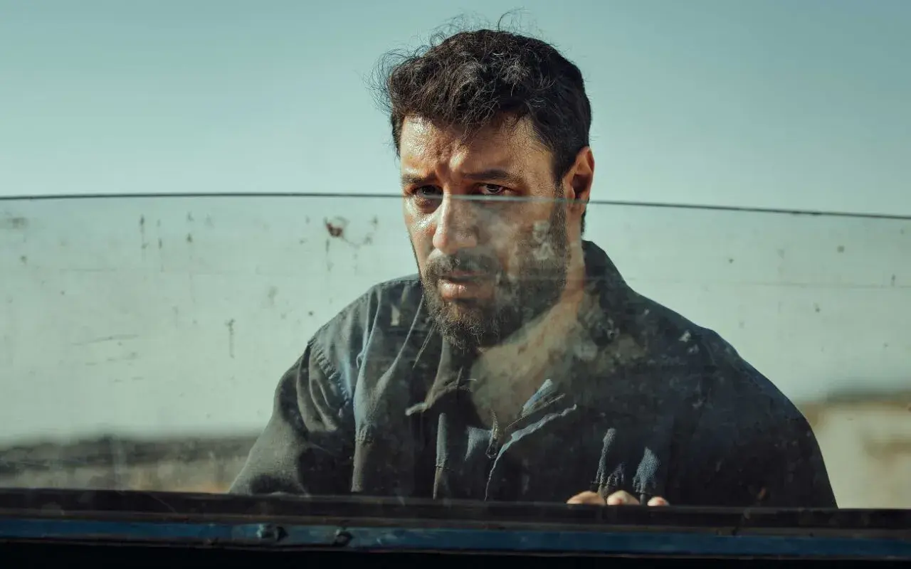 تصویر برهنه جواد عزتی در سریال وحشی خبرساز شد + فیلم
