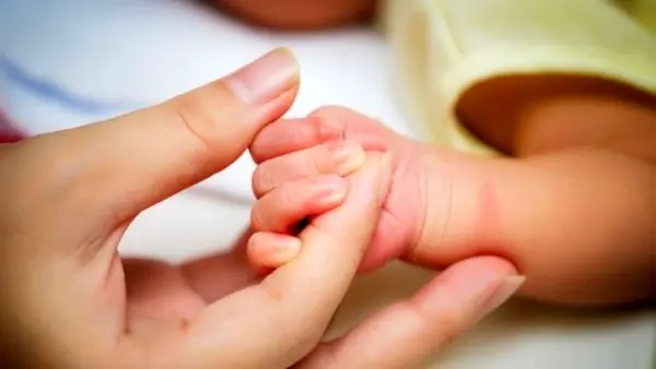 مادر سنگدل یزدی کودک خود را در مخروبه‌ها رها کرد و رفت + عکس