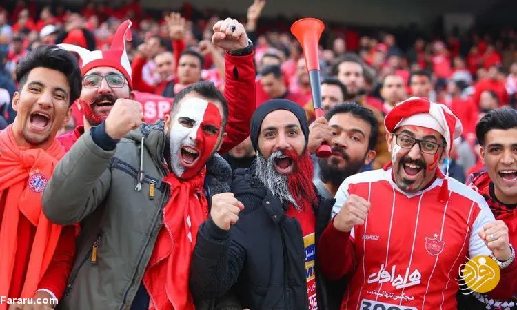  هواداران پرسپولیس  پشت گل‌محمدی ایستادند