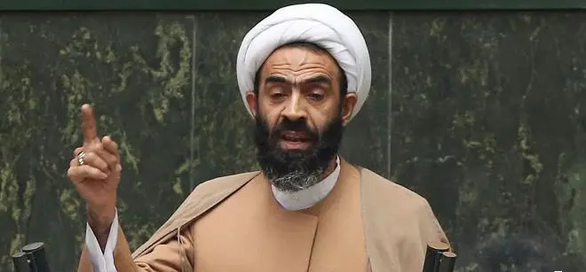نقدعلی: زنان خبیث نباید در دادگاه‌ها چادر سرکنند!