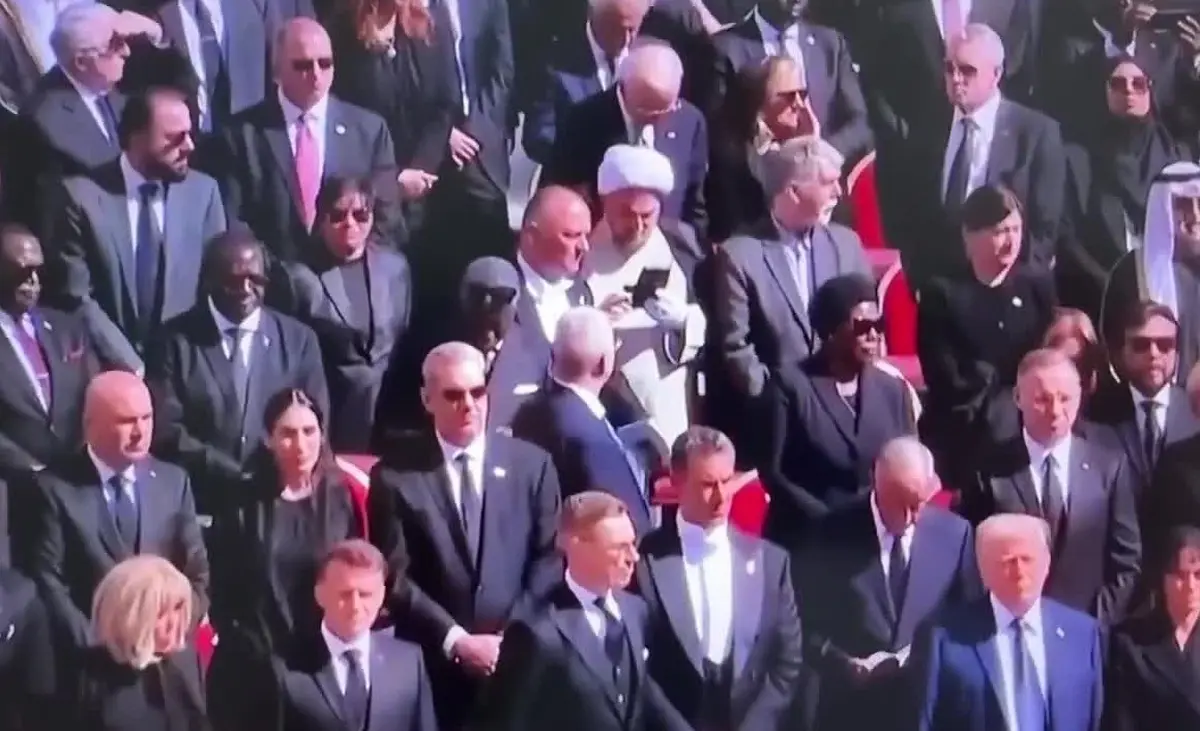 روحانیِ ایرانی تنها کسی بود که در واتیکان، از مراسم تشییع پاپ فیلم می‌گرفت؟


