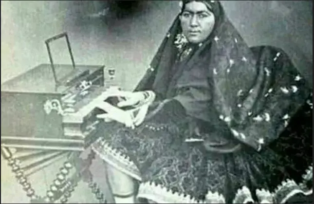 دختر ناصرالدین شاه در حال نواختن پیانو + عکس