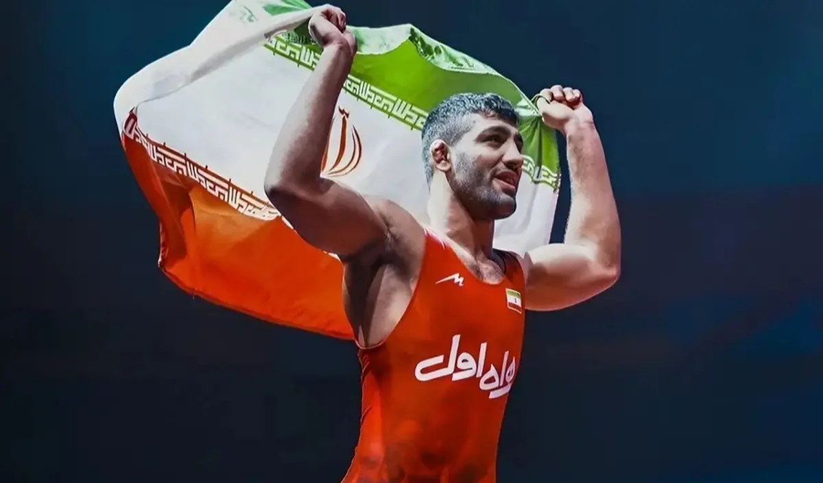 رقص مازنی قهرمان کشتی‌ با پرچم ایران پس از قهرمانی در آسیا

