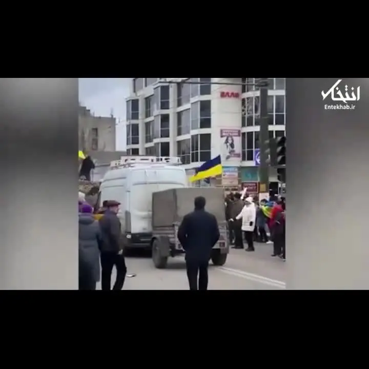 ببینید | پرواز پرچم اوکراین بر فراز تانک‌های روسی