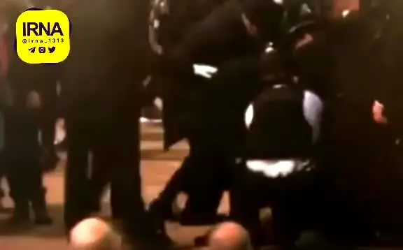 حمله یک مرد به جنازه ملکه انگلیس + فیلم