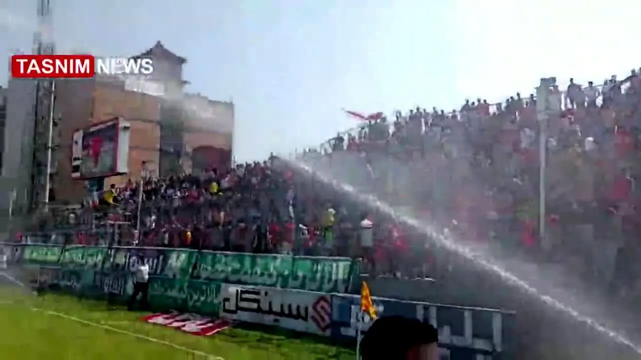 درگیری هواداران پرسپولیس و نساجی روی سکوها