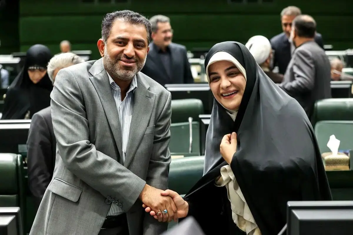 تصویر یادگاری خواهر و برادر نماینده مجلس در افتتاحیه مجلس دوازدهم + عکس
