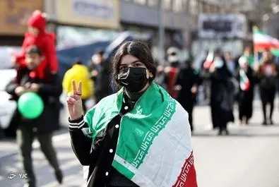 تصویری متفاوت از زنِان کم حجاب در راهپیمایی