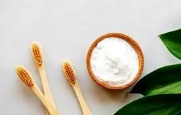 آیا مسواک زدن با جوش شیرین بی‌خطر است؟
