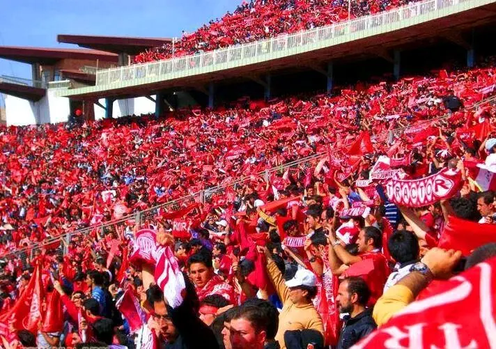 ۲ تماشاگر زن مسابقه پرسپولیس - تراکتور بازداشت شدند
