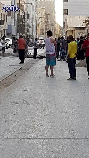 تصاویر | قابی تلخ از سقوط یک تیر برق بر روی یک عابر در پی وقوع زلزله