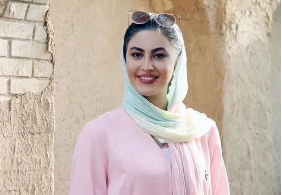 تمرینات بازیگر زن جوان در خیابان‌ها+فیلم