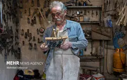 در کوچه آهنگری صدای پتک می آید و زمزمه شعر