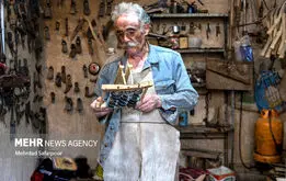 در کوچه آهنگری صدای پتک می آید و زمزمه شعر