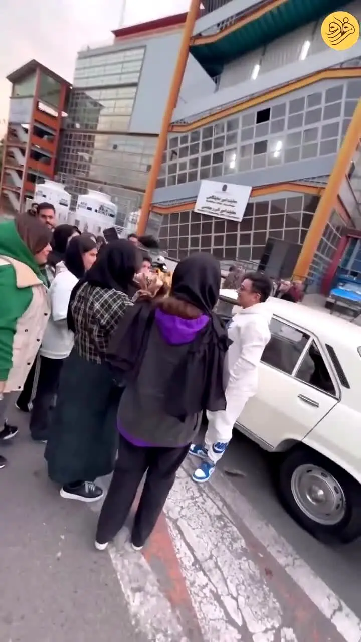 ورود عجیب محسن ابراهیم‌زاده به محل کنسرت (ویدئو)

